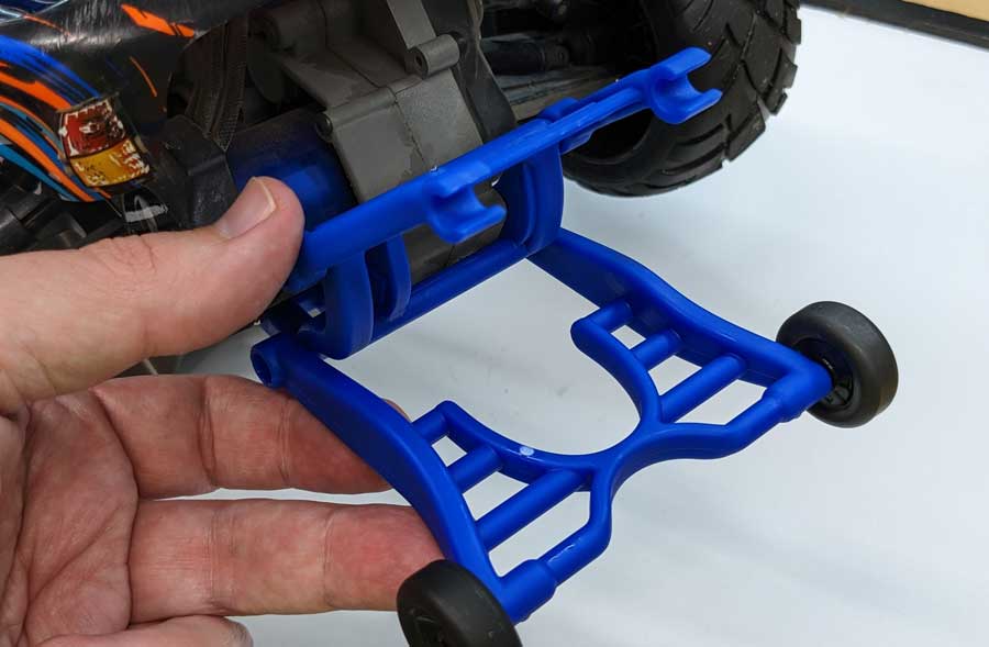 To adjust the wheelie bar's settings, unclip and attach to a different bar. 